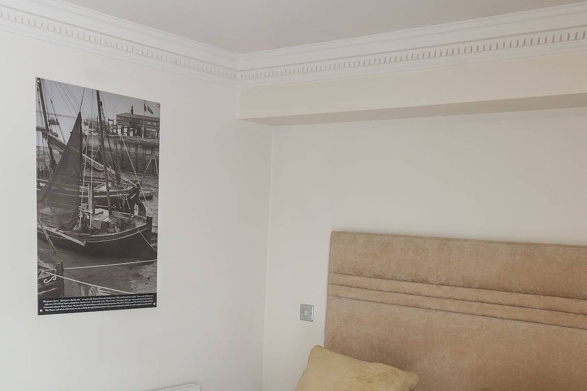 Quarto casal tradicional | 1 quarto, cofres nos quartos, escrivaninha