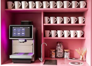 Cooked-to-order breakfast on weekdays (GBP 15 per person)