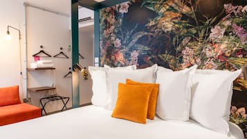 Premium King Room | 客房內保險箱、書桌、遮光布/窗簾、熨斗/熨衣板