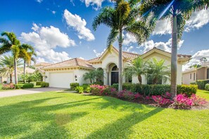 Exterior - Briarwood: Home w/two primary suites-saltwater pool/spa & outdoor kitchen & entertaining area w/TV (Naples)