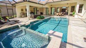 Una piscina con techo de vidrio, mobiliario exterior y zona de patio.