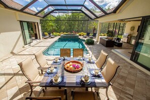 Outdoor dining - Briarwood: Home w/two primary suites-saltwater pool/spa & outdoor kitchen & entertaining area w/TV (Naples)