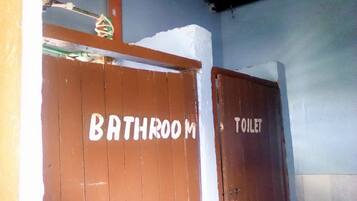 Single Room | Bathroom | Shower, rainfall showerhead, free toiletries, towels