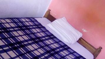 Escritorio, wifi gratis y ropa de cama