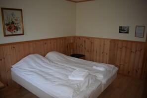 Double Room (Large) | Desk, blackout drapes, free WiFi, bed sheets - Skogmo Gjestgiveri (Overhalla)