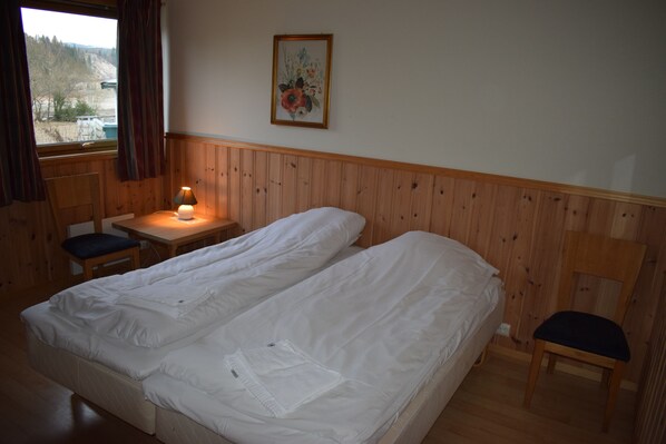 Chambre Double (Large) | Bureau, rideaux occultants, Wi-Fi gratuit, draps fournis