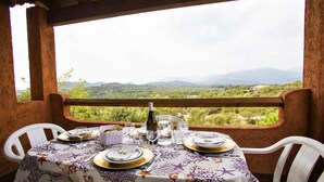 Una mesa para dos con vista a un paisaje montañoso.