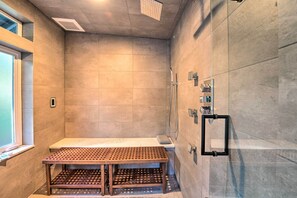 Douche à « effet pluie », articles de toilette gratuits, sèche-cheveux