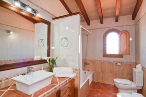 Ducha y bañera combinadas y toallas