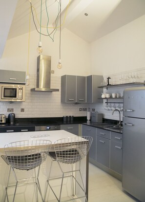 Kühlschrank, Mikrowelle, Ofen, Herdplatte