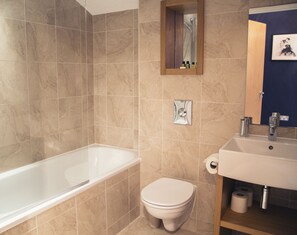 Duschwanne, kostenlose Toilettenartikel, Haartrockner, Handtücher