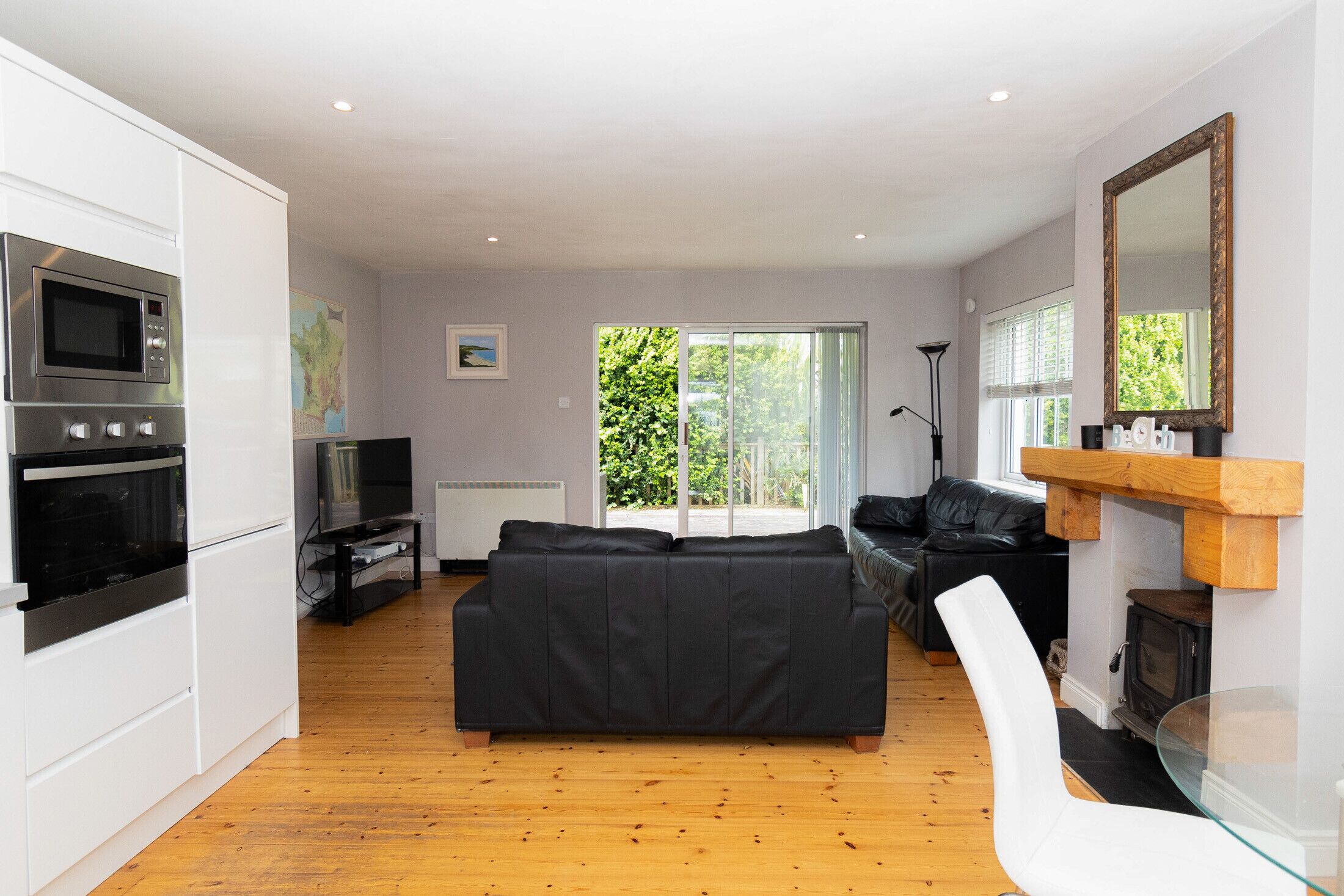 Microwave, coffee/tea maker, electric kettle, toaster