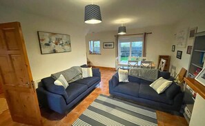 Rumah, 3 kamar tidur, perapian, pemandangan laut | Area keluarga | Perapian dan pemutar DVD