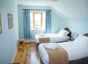 3 bedrooms, bed sheets - Dingle Courtyard Cottages (Dingle)