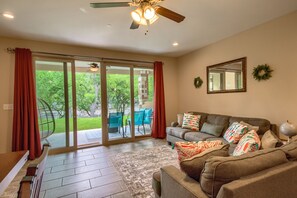 Condo, 2 Bedrooms | Living area