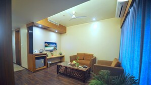 プレジデンシャル ルーム | リビング エリア | 32 インチの液晶テレビ (ケーブル放送視聴可)、テレビ