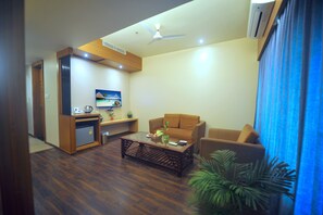 Habitación presidencial | Área de sala de estar | Televisión LCD de 32 pulgadas con canales por cable y televisión