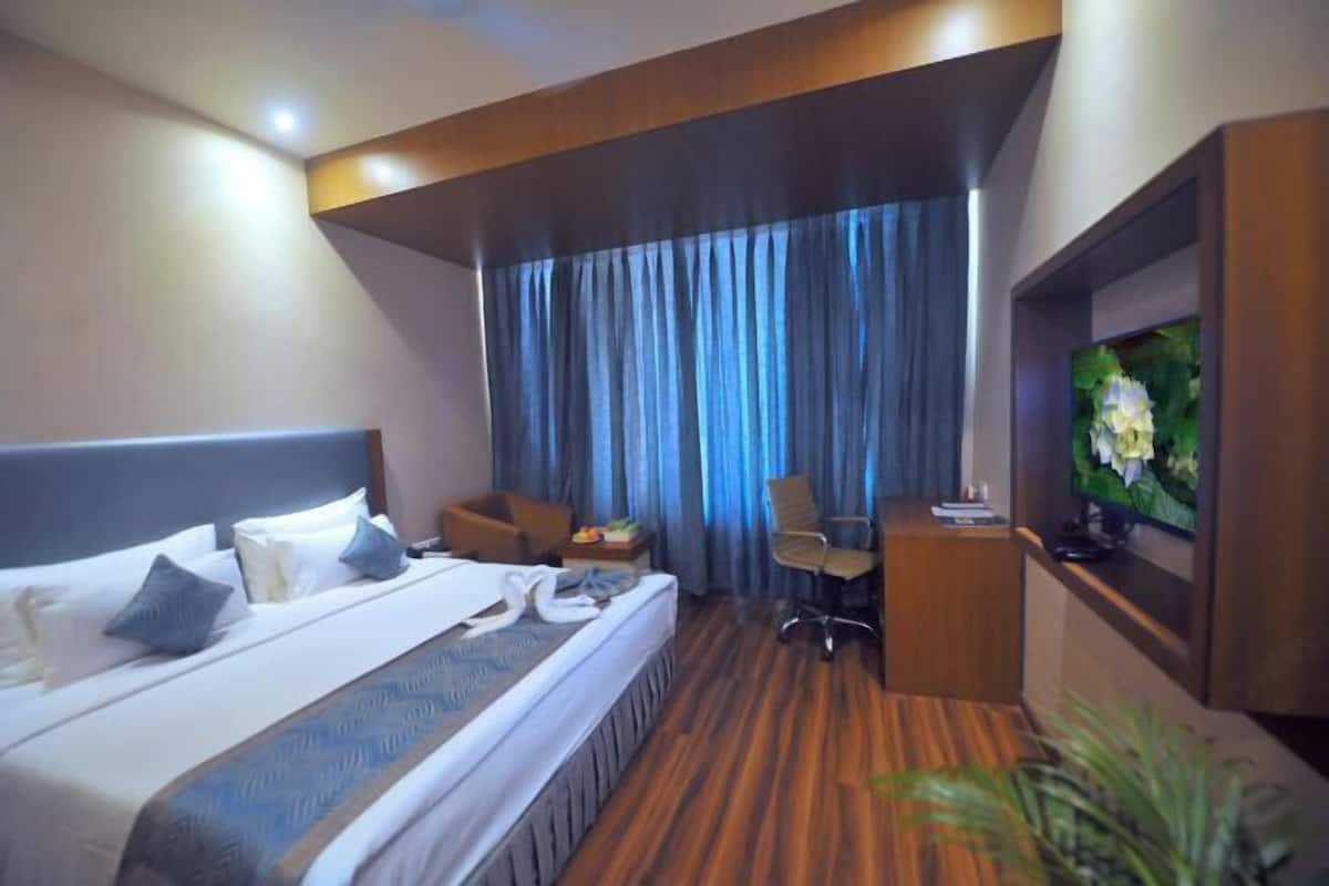 In-room safe, desk, iron/ironing board, WiFi (free)