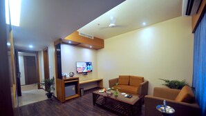 プレジデンシャル ルーム | リビングルーム | 32 インチの液晶テレビ (ケーブル放送視聴可)、テレビ