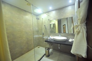 Douche, articles de toilette gratuits, sèche-cheveux, chaussons