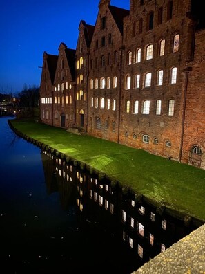 A historic building with multiple windows and a reflection in the water. - K357 - Monteurhotel Ostsee Lounge (Ratekau)
