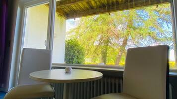 Schreibtisch, kostenloses WLAN, Rollstuhlgeeignet