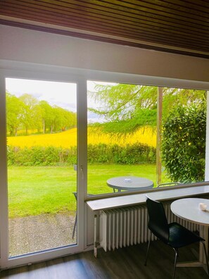 Bàn, truy cập Internet không dây miễn phí, có lối đi dành cho xe lăn 