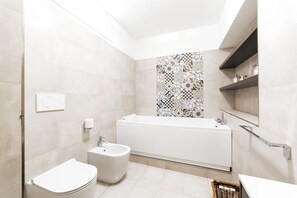 Badewanne, Haartrockner, Bidet