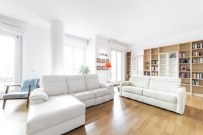Living area - GuestHost - ☆APT at 11 min walk from LORETO STOP! x6☆ (Milano)