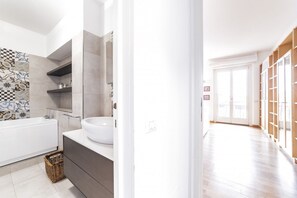 Tina, secadora de cabello, bidet 