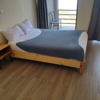 Escritorio, espacio para trabajar con laptop y cortinas blackout 