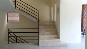 Una escalera con barandilla metálica que lleva a una plataforma.