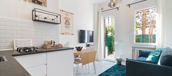 GuestHost - This stylish and modern apartment can accommodate up to 2 people and is located in the Specola area, opposite the Astrophysical Observatory in one of the most charatteristic districts of Padua. To the side of the building is the oratory of Sa