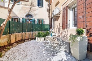 Outdoor dining - GuestHost - This stylish and modern apartment can accommodate up to 2 people and is located in the Specola area, opposite the Astrophysical Observatory in one of the most charatteristic districts of Padua. To the side of the building is the oratory of Sa (Padova)
