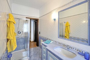 Shower, towels - Casa Monia in Sorrento centre (Sorrento)