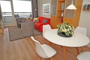 Dining - Vacation apartment on the harbor side - 200 meters to the beach - - with a dream view of the harbor (Damp)