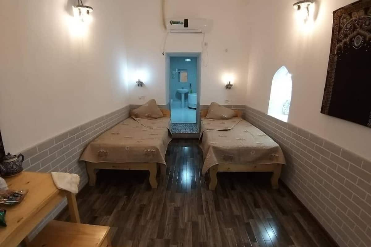 Double Room | Langsir/tirai gelap terus, seterika/papan seterika, Wi-fi percuma