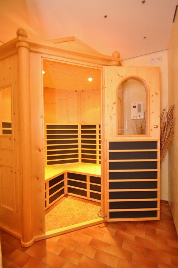 Sauna, hot tub, body scrubs, facials, 1 treatment room - Appartementhaus Alpenrose (Wallgau)