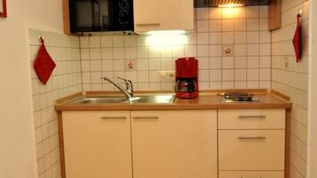 Standard Apartment (Typ A, Nr. 14) | Private kitchenette | Full-size fridge, stovetop, coffee/tea maker, electric kettle