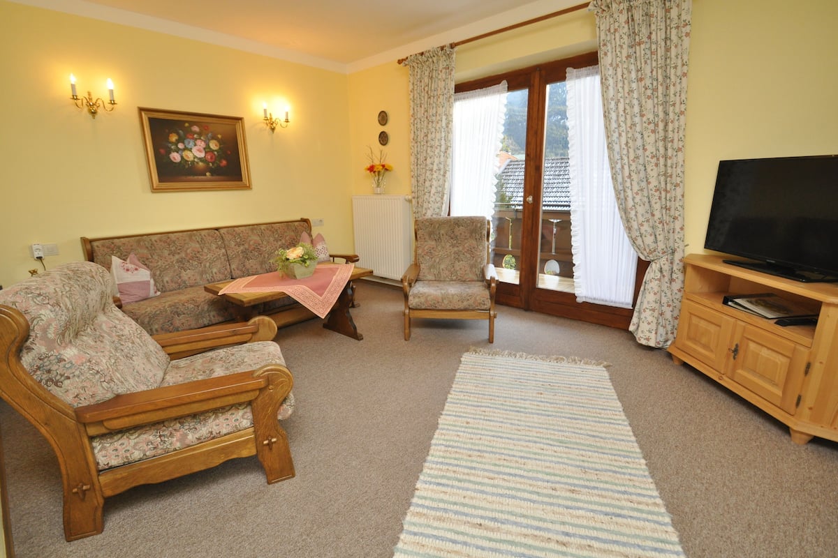 Standaard appartement (Typ B, Nr. 11) | Woonruimte | Een 32-inch ledtelevisie met kabelzenders en een televisie