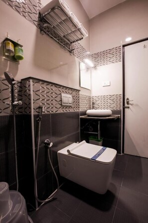 Shower, free toiletries, towels - Hotel SMA Grand Inn (Chennai)