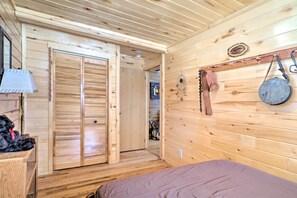 2 bedrooms, iron/ironing board, WiFi, bed sheets - Log Cabin w/ Mountain Views ~ 30 Mi to Pikes Peak! (Florissant)