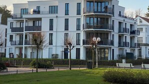 A modern multi-story residential building with balconies, large windows, and a central tower. - Baabe villas ensemble VE 19 sea view romanticism Ref. 215919 (Baabe)