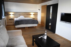 1 habitación, escritorio y ropa de cama