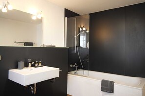 Regadera, secadora de cabello, toallas, jabón 