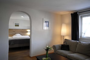 1 bedroom, desk, bed sheets - Double room - guest house laundry lock (Wäschenbeuren)