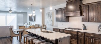 4 King En Suites Sleeps 16 - Fire Pit & Near Pool