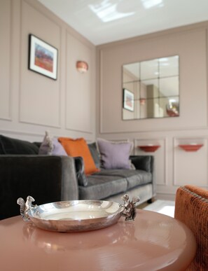 Smart TV - Deluxe 2 bedroom upper floor apartment (Harrogate)