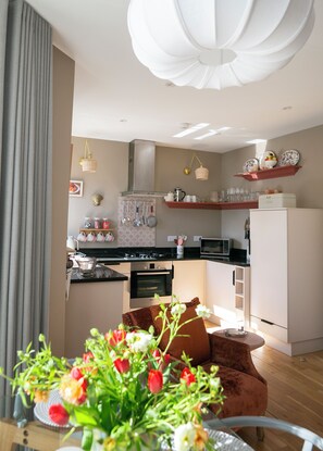 Fridge, microwave, oven, electric kettle - Deluxe 2 bedroom upper floor apartment (Harrogate)