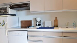 Kaffetrakter/tekoker, kjøleskap, mikrobølgeovn og kokeplater
